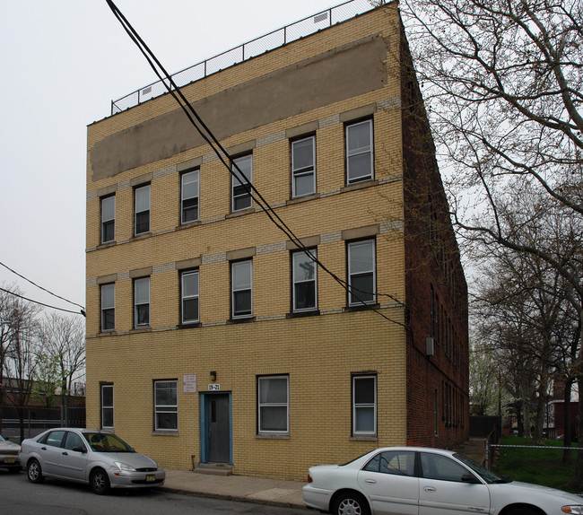 19-21 E 19th St in Bayonne, NJ - Foto de edificio - Building Photo