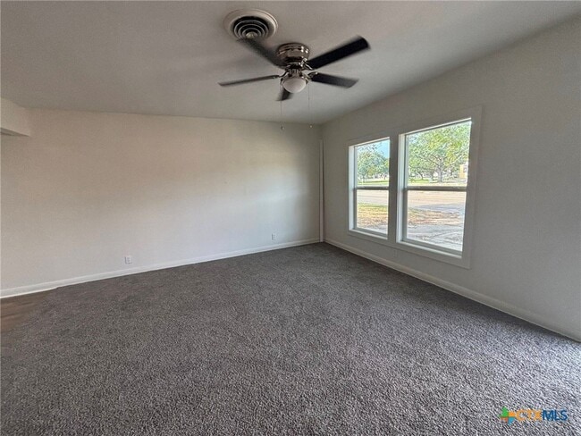 2111 E Red River St in Victoria, TX - Foto de edificio - Building Photo