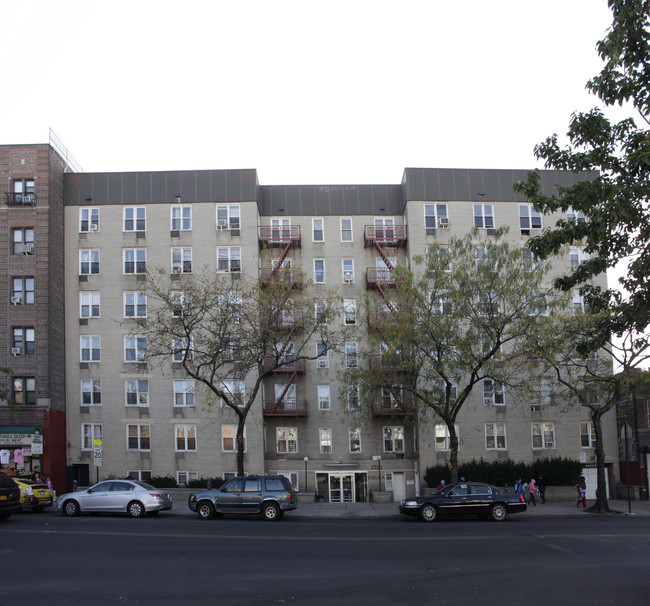 27-10 30th Ave in Long Island City, NY - Foto de edificio - Building Photo