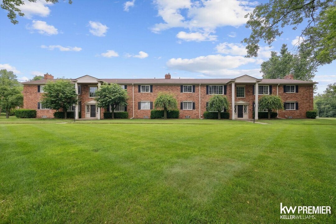 42266 Woodward Ave in Bloomfield Hills, MI - Building Photo