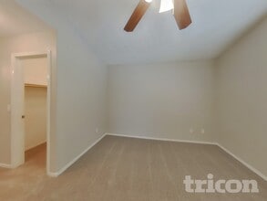 6837 W Gary Way in Phoenix, AZ - Foto de edificio - Building Photo