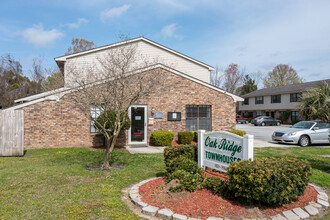 Oakridge Townhouses in North Charleston, SC - Building Photo - Building Photo