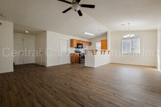 900 Lost Trail Way in Bakersfield, CA - Foto de edificio - Building Photo