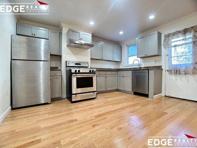 244 Everett St in Boston, MA - Building Photo - Building Photo