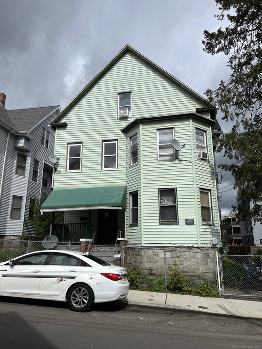 10 Pearl St in Waterbury, CT - Foto de edificio