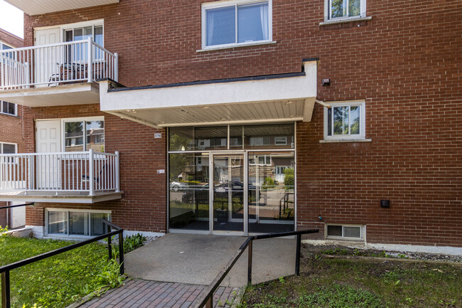 10350 Fleury Tsse in Montréal, QC - Building Photo - Building Photo