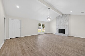 16115 Little Cypress Ln in Cypress, TX - Foto de edificio - Building Photo