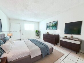 2011 Bay Dr in Miami Beach, FL - Foto de edificio - Building Photo