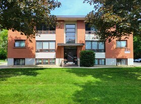 Quattro One, Two, Three and Four in Guelph, ON - Building Photo