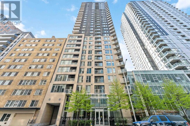 40-2140 Nepean St in Ottawa, ON - Building Photo - Building Photo