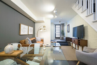 1456 Church St NW-Unit -ID8916P in Washington, DC - Foto de edificio - Building Photo