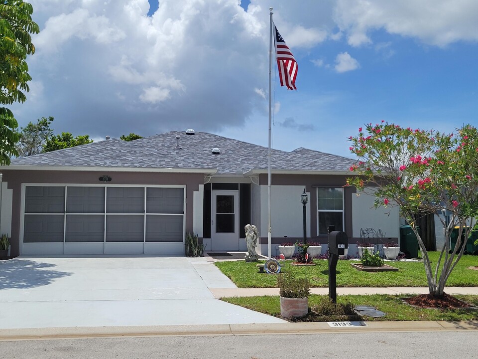 3133 Cauthen Creek Dr in Melbourne, FL - Foto de edificio