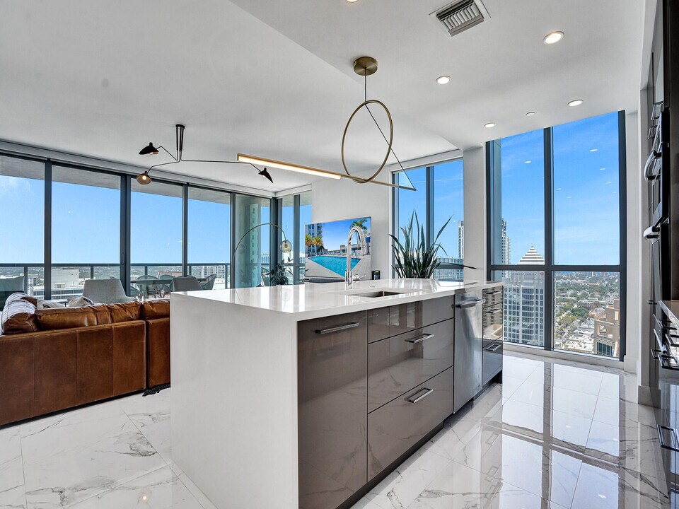 100 E Las Olas Blvd in Fort Lauderdale, FL - Building Photo