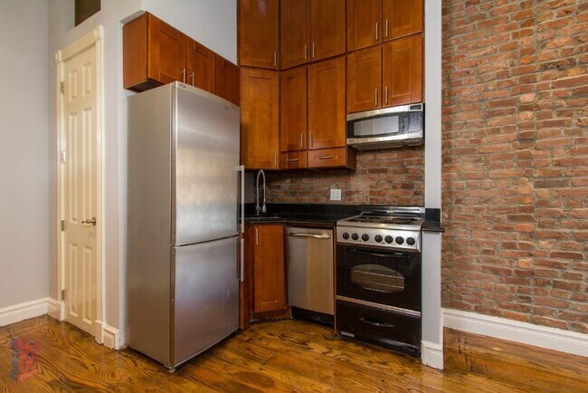 350 W 21st St in New York, NY - Building Photo - Building Photo