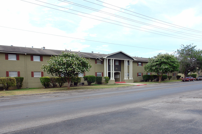 Falcon Ridge South in Universal City, TX - Foto de edificio - Building Photo