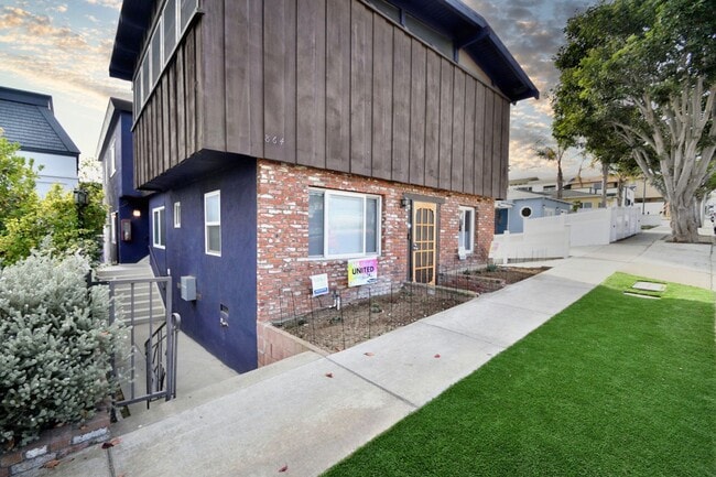 864 Manhattan Beach Blvd in Manhattan Beach, CA - Building Photo - Building Photo
