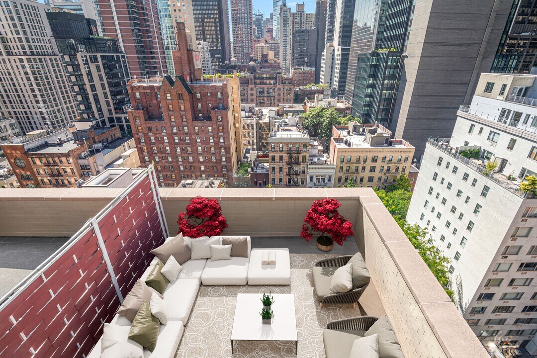 224 E 52nd St in New York, NY - Building Photo