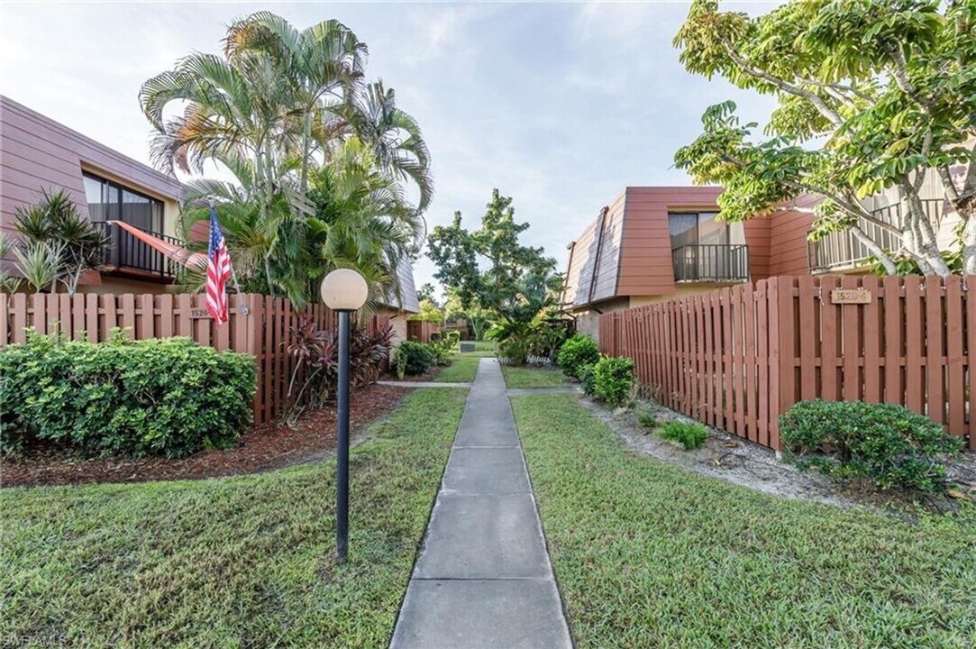 1520 Park Meadows Dr in Ft. Myers, FL - Building Photo