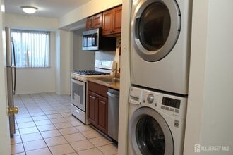 820 Edison Glen Terrace in Edison, NJ - Building Photo - Building Photo