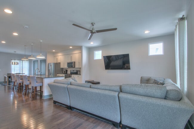 property at 1617 Straightway Ave