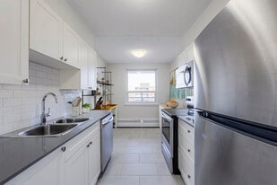 Royal Towne in Guelph, ON - Building Photo