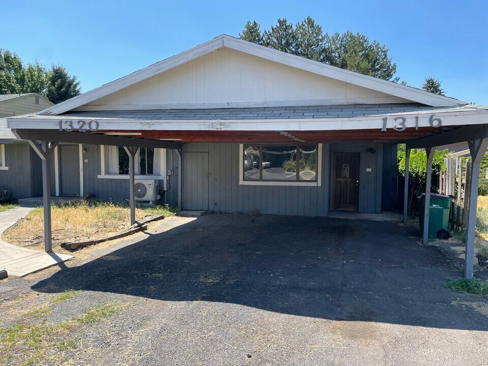 1316 Summers Ln in Klamath Falls, OR - Building Photo
