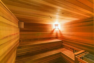 5350 NW 84th Ave in Doral, FL - Foto de edificio - Building Photo