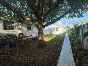 4341 SW 99th Ct in Miami, FL - Foto de edificio - Building Photo