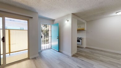 706 S Fir Ave in Inglewood, CA - Building Photo - Interior Photo