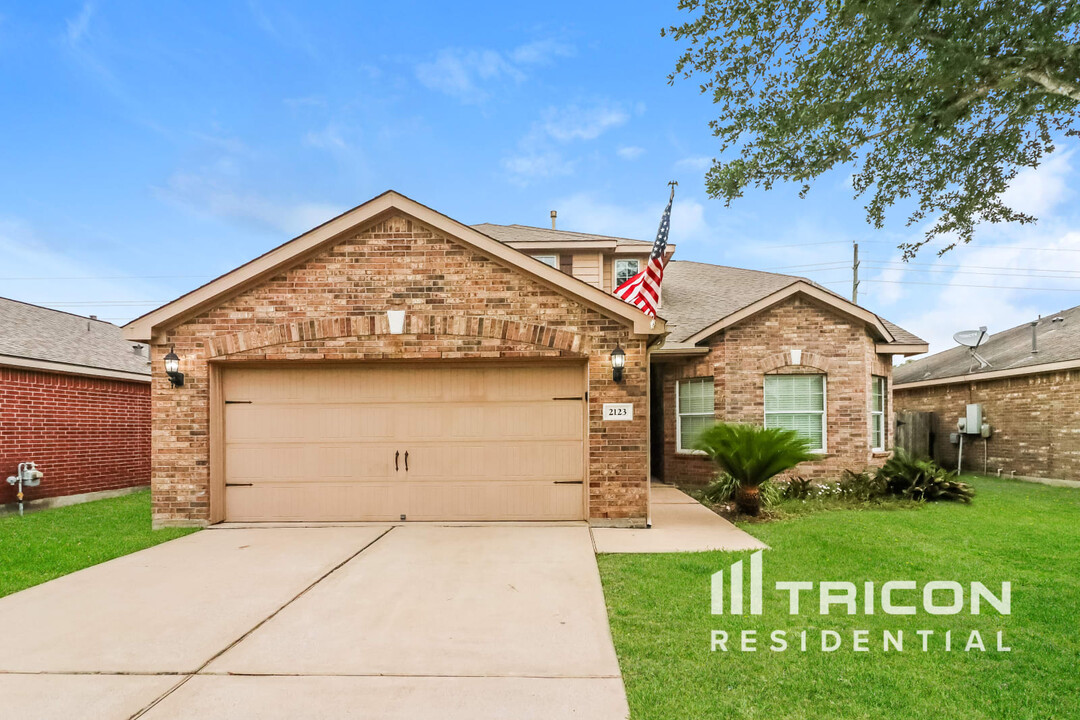 2123 Golden Topaz Dr in Rosharon, TX - Building Photo