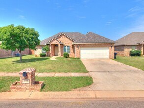 929 NE 28th St in Moore, OK - Building Photo - Building Photo