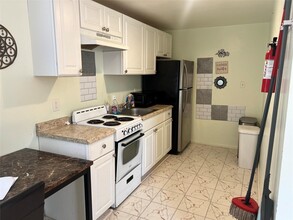 29 Molyneaux Rd in Valley Stream, NY - Building Photo - Building Photo