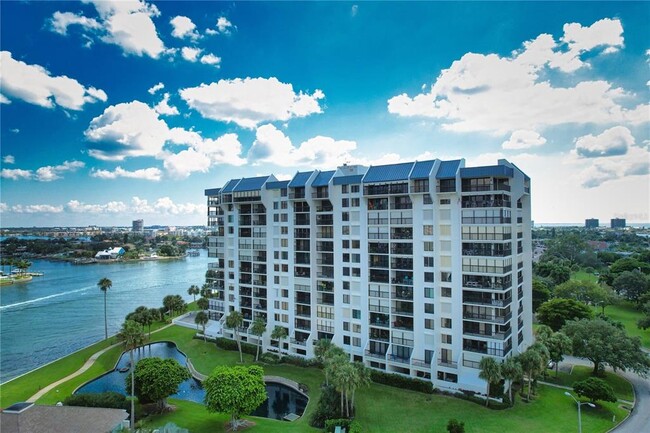 9425 Blind Pass Rd in St Pete Beach, FL - Foto de edificio - Building Photo