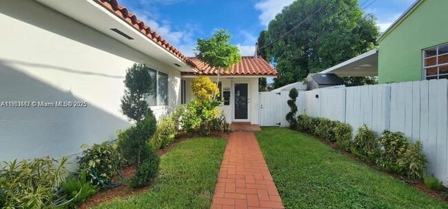 1828 NW 4th St in Miami, FL - Foto de edificio - Building Photo