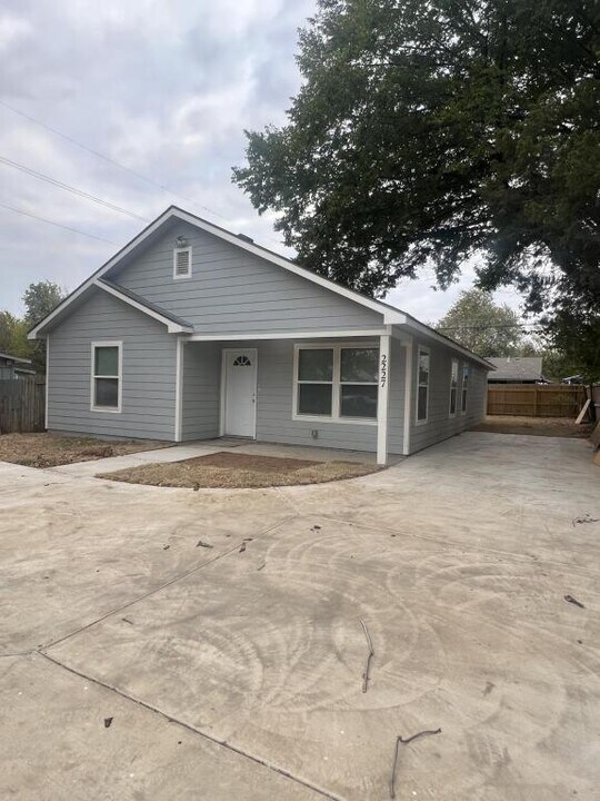 2227 N Atlanta Pl in Tulsa, OK - Building Photo