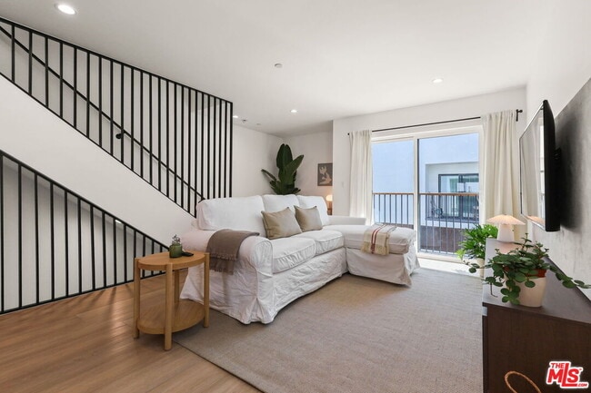 property at 843 Mariposa Ave