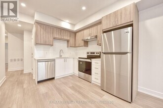 385 McRoberts Ave in Toronto, ON - Building Photo - Building Photo