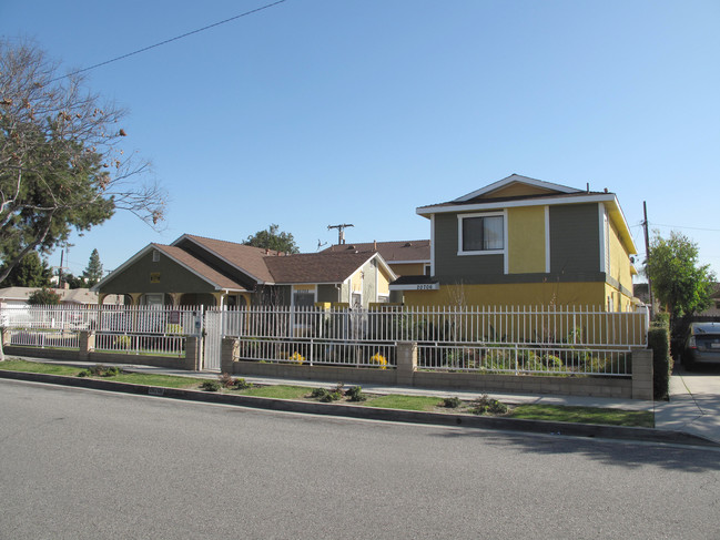 20702A-B;0 Siene Ave in Lakewood, CA - Foto de edificio - Building Photo