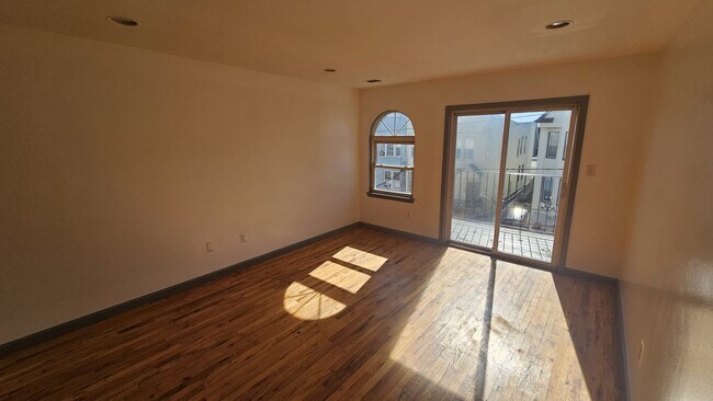 88 Brown Pl, Unit 2 in Jersey City, NJ - Building Photo - Building Photo