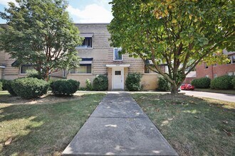 3248 Indianola Ave, Unit C in Columbus, OH - Foto de edificio - Building Photo