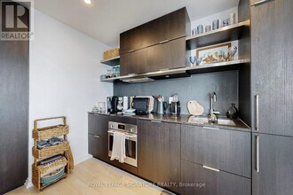 197 Yonge St in Toronto, ON - Building Photo - Building Photo