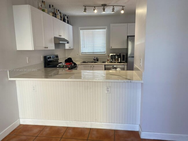 6215 SW Kendale Lakes Cir in Miami, FL - Building Photo - Building Photo