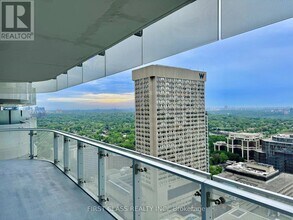 1-2901 Bloor St E in Toronto, ON - Building Photo - Building Photo