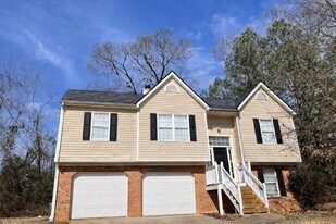 8140 Sterling Lakes Ct in Covington, GA - Building Photo