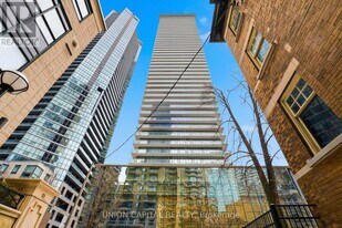 33 Charles St E in Toronto, ON - Building Photo