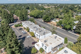Compass Point Apartments in Chico, CA - Foto de edificio - Building Photo