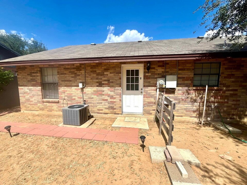 306 La Herradura Ct in Laredo, TX - Building Photo