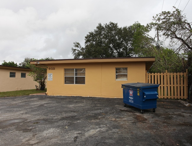 6021 Polk St in Hollywood, FL - Foto de edificio - Building Photo