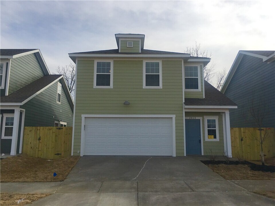2413 SW Arbor Rd in Bentonville, AR - Building Photo