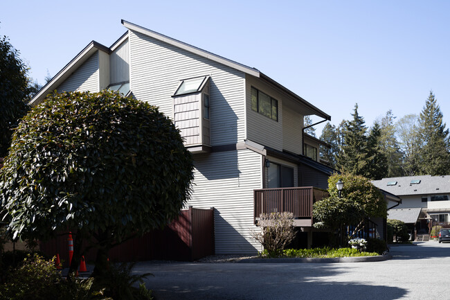 1548 Woods Dr in North Vancouver, BC - Building Photo - Building Photo